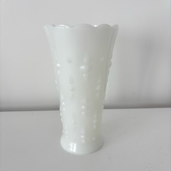 Vintage Anchor Hocking milk glass trumpet shaped vase scalloped edge teardrop - Picture 7 of 10
